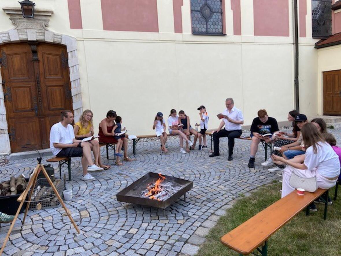 Lagerfeuer und die klassischen Lagerfeuerlieder nach dem Gottesdienst