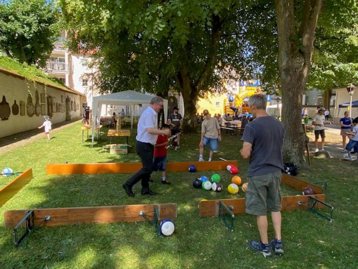Beim Fußballbillard war natürlich auch Pfr. Kohler sofort dabei