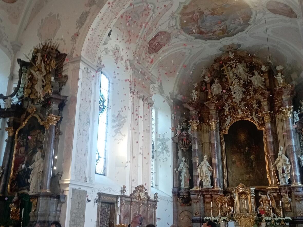 "Gaben" des Hl. Geistes regnen von der Kirchendecke