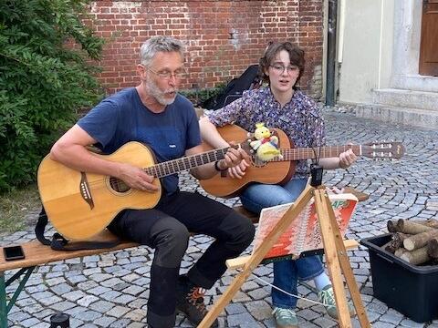 ... begleitet vom Gitarrenduo