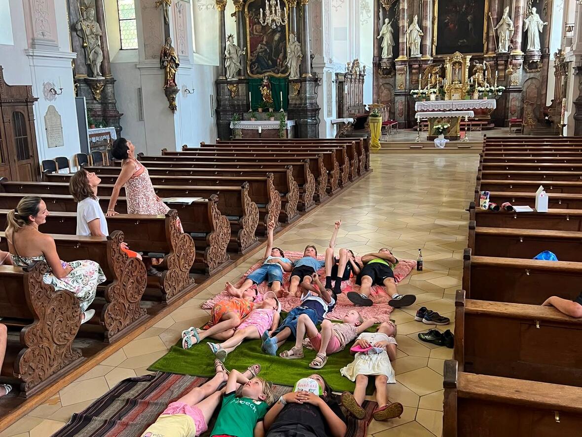 Bei der Kinderkirchenführung gab´s mal einen anderen Blick auf die Bilder der Hl. Geist Kirche