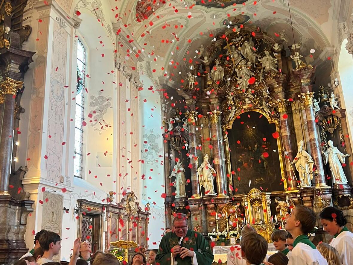 Wie die Feuerzungen an Pfingsten regnete es auf die Kinder herab