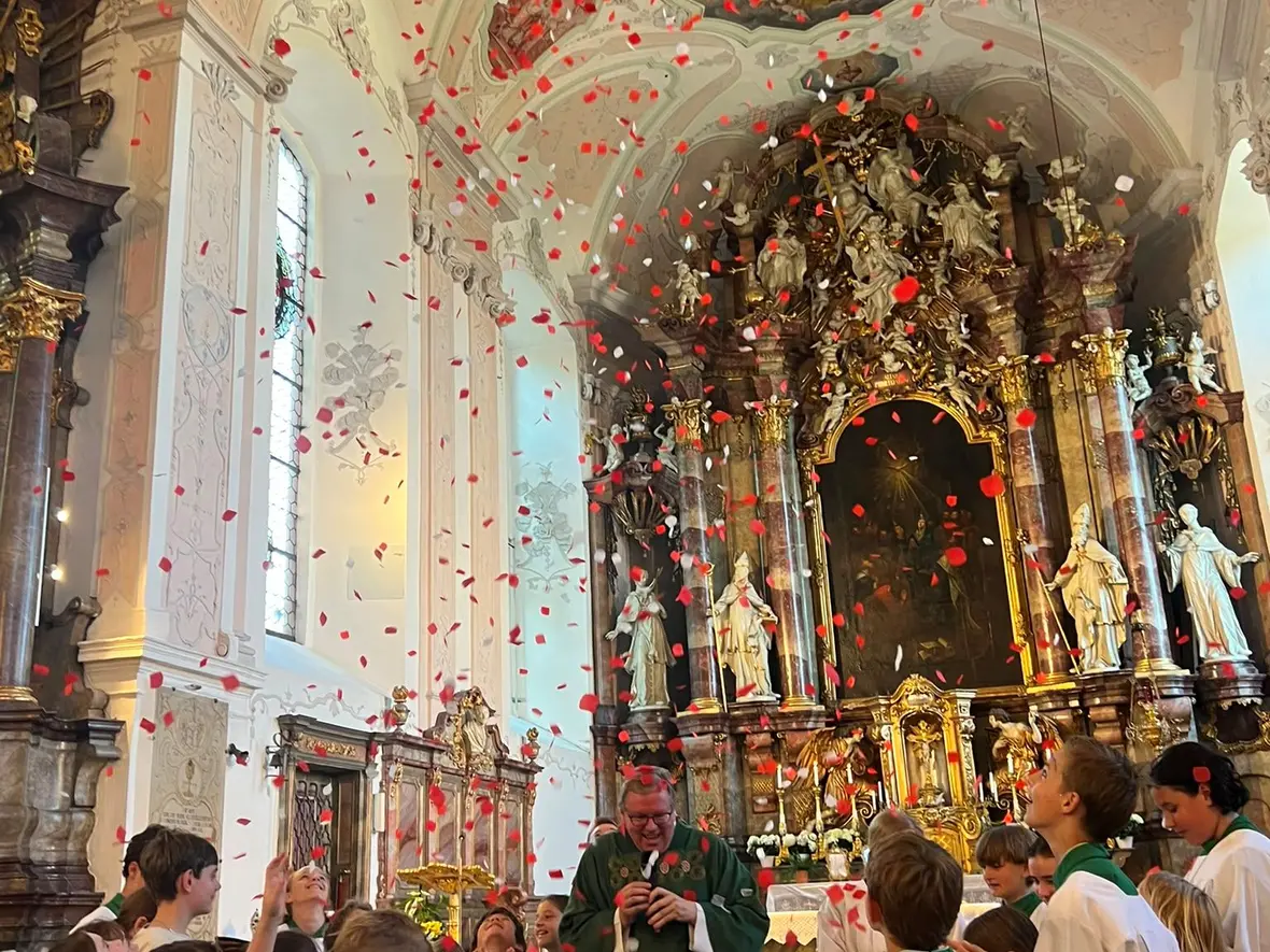 Wie die Feuerzungen an Pfingsten regnete es auf die Kinder herab