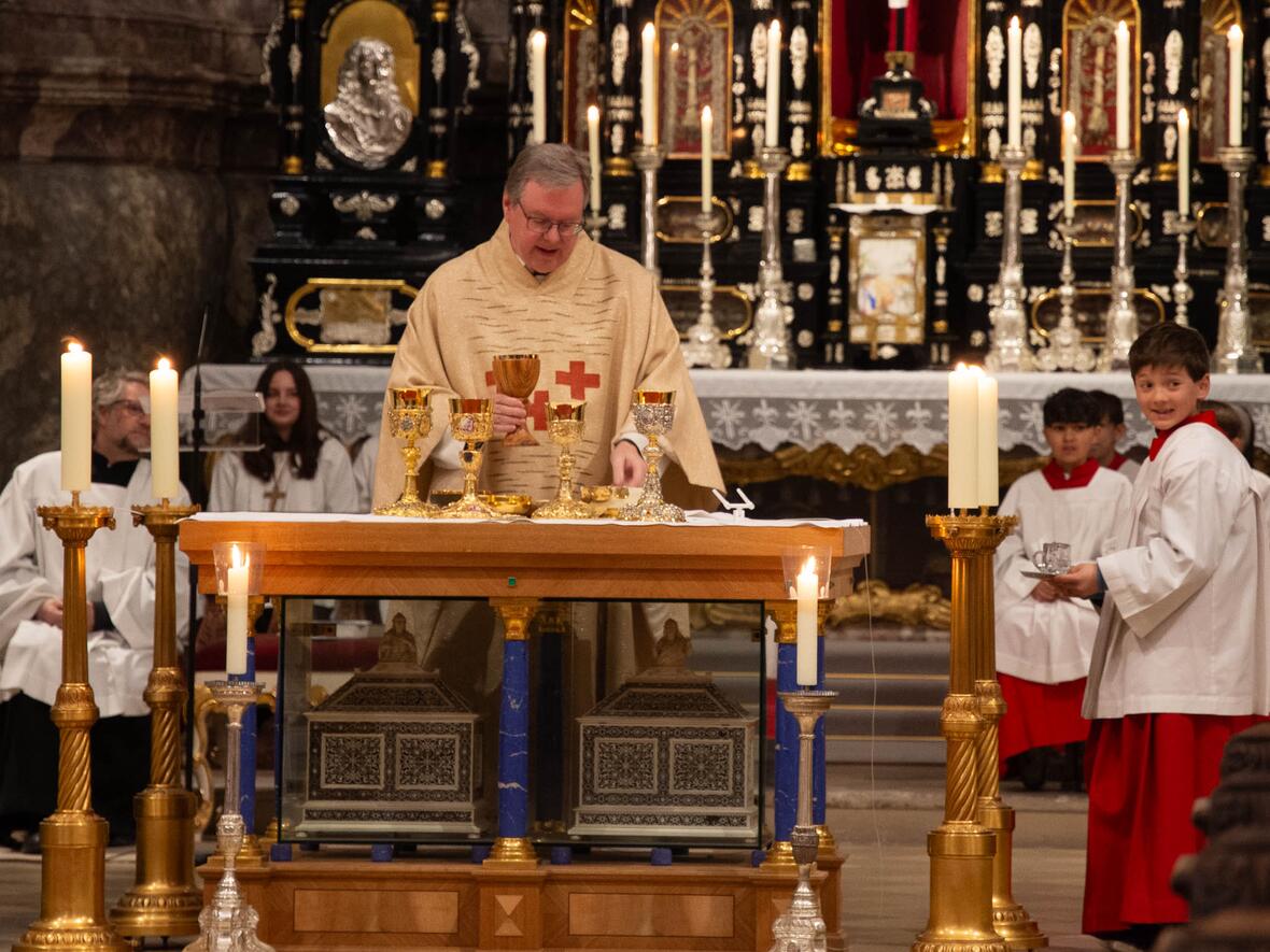 Aus allen 5 Pfarreien kamen die Kelche für die Kommunion auf den Altar.