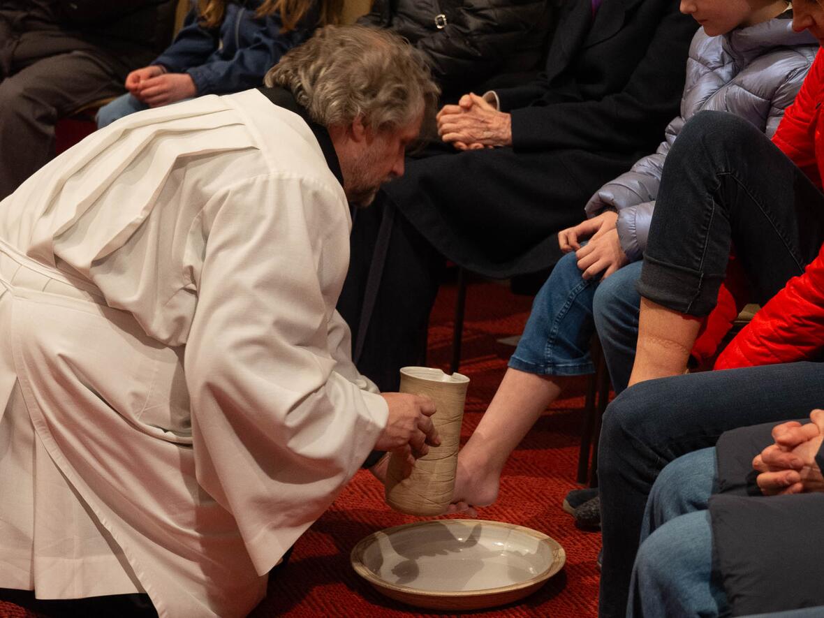 Pfarrpraktikant Florian Ziese bei der Fußwaschung.