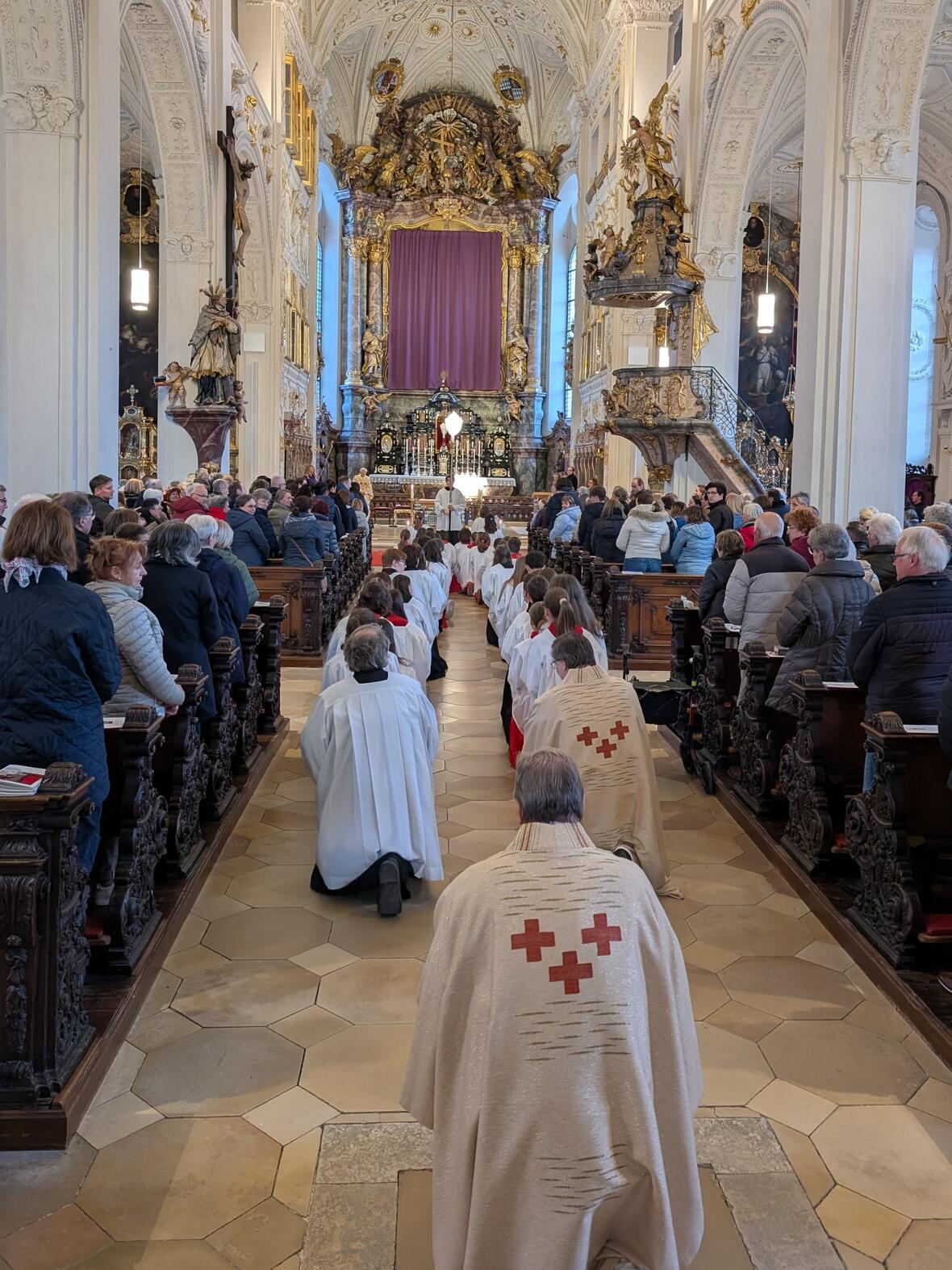 Mit über 50 Ministranten zog Pfarrer Herbert Kohler in die voll besetzte Hofkirche zur Abendmahlsfeier ein.