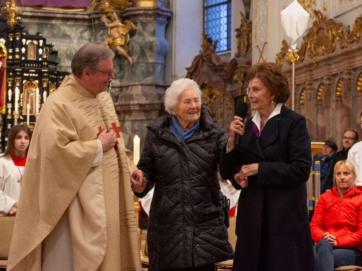 Hilde Bullinger und Elke Heyne wurden ebenfalls zur Fußwaschung eingeladen.