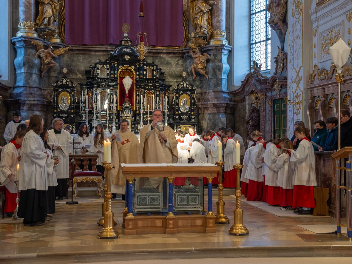 Pfarrer Herbert Kohler segnet den noch leeren Altar in der Hofkirche