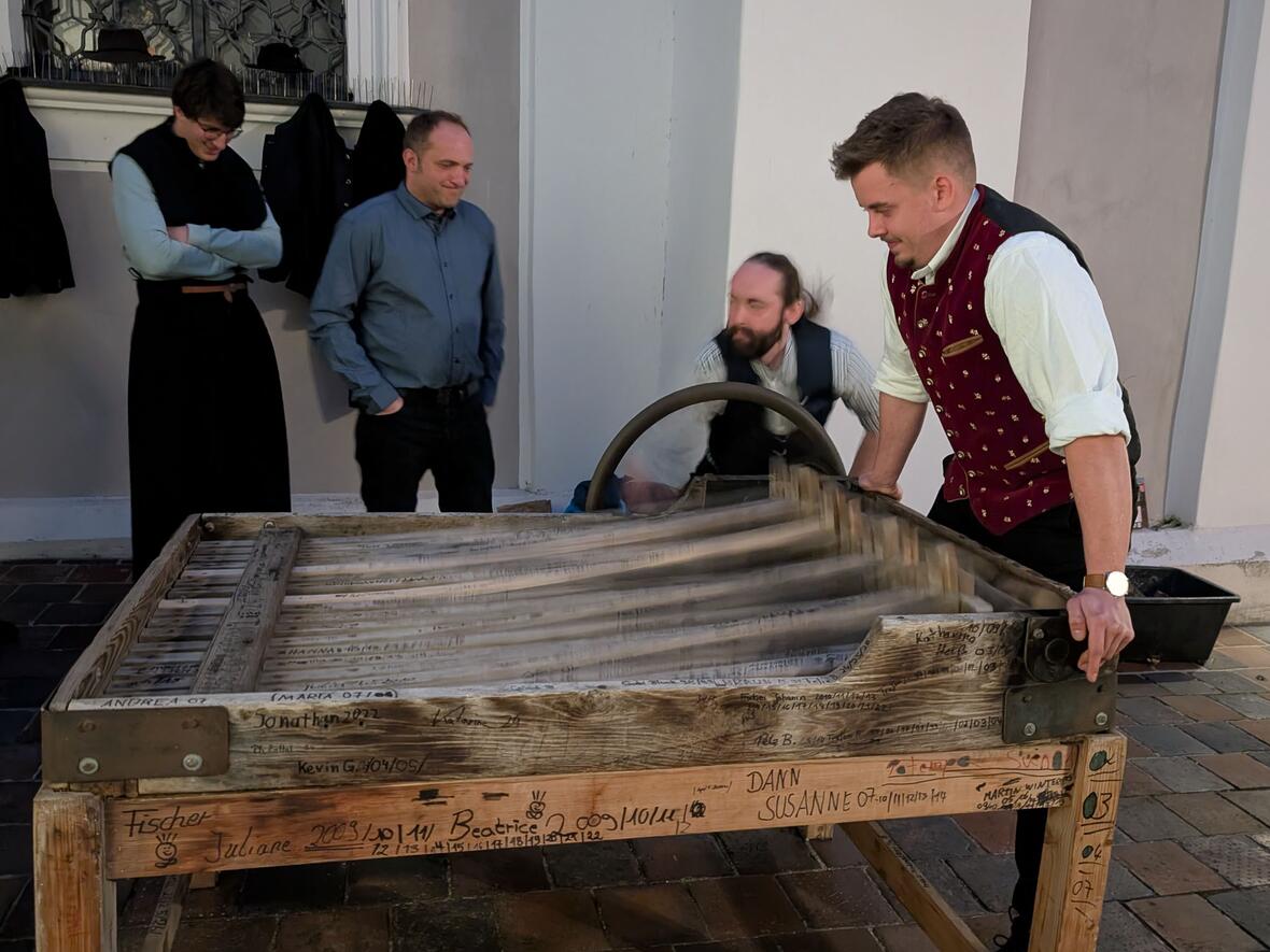 Das traditionelle Ratschen statt der Glocken - da legten auch ehemaligen Ministranten Hand an.