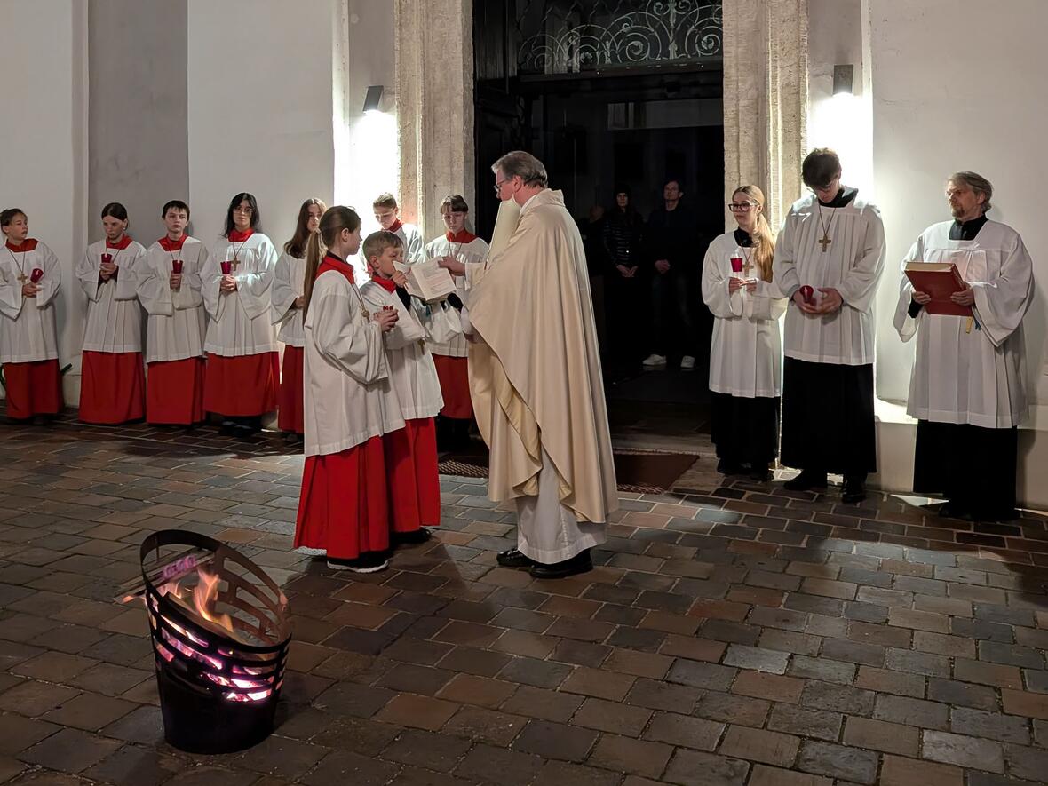 Segnung des Feuers und Bereitung der Osterkerze