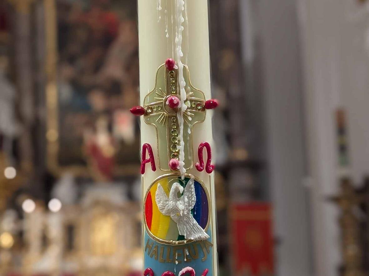 Die Osterkerze von St. Peter.