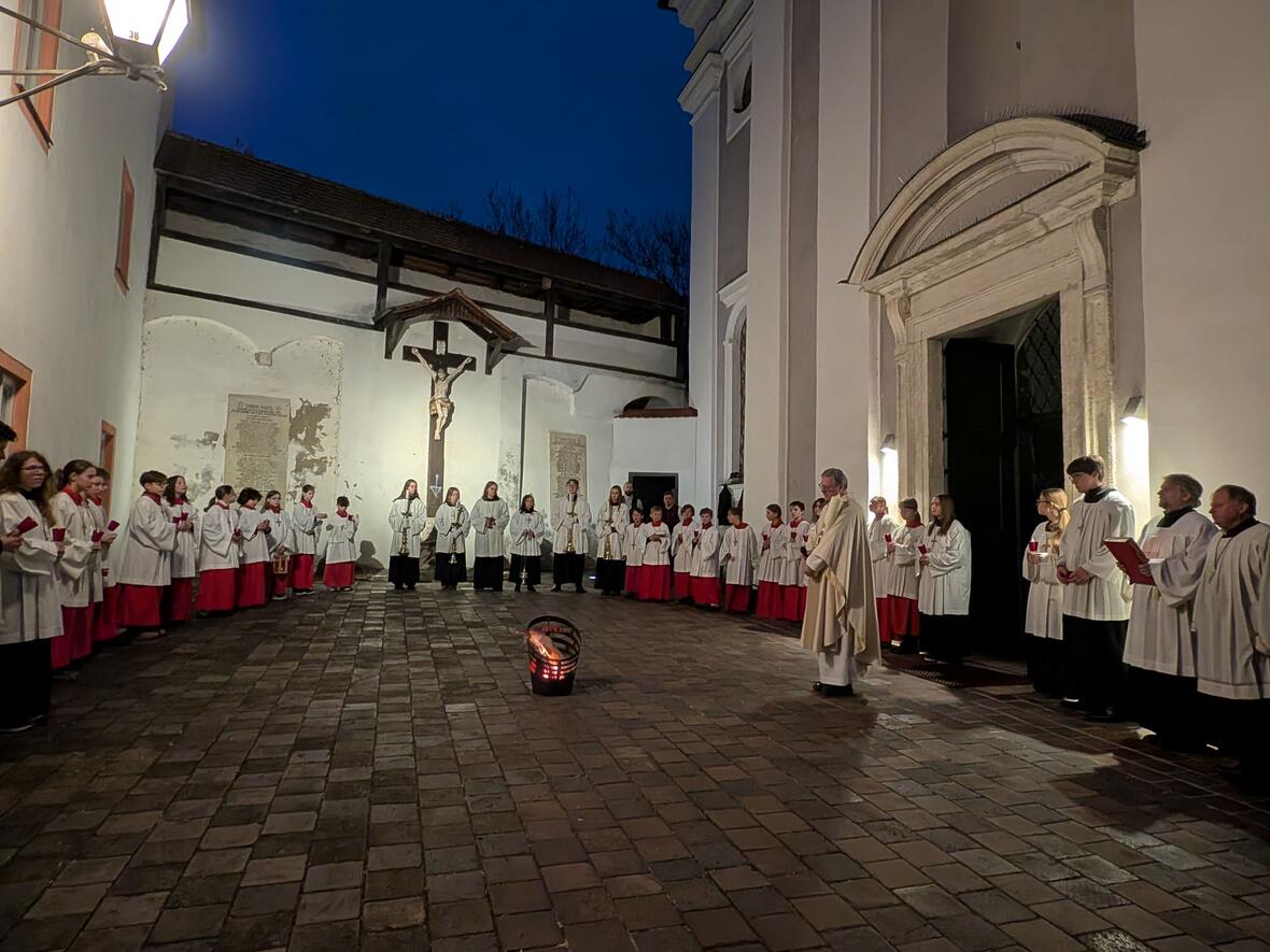 Die große Ministrantenschar von St. Peter hatte kaum Platz am Osterfeuer.