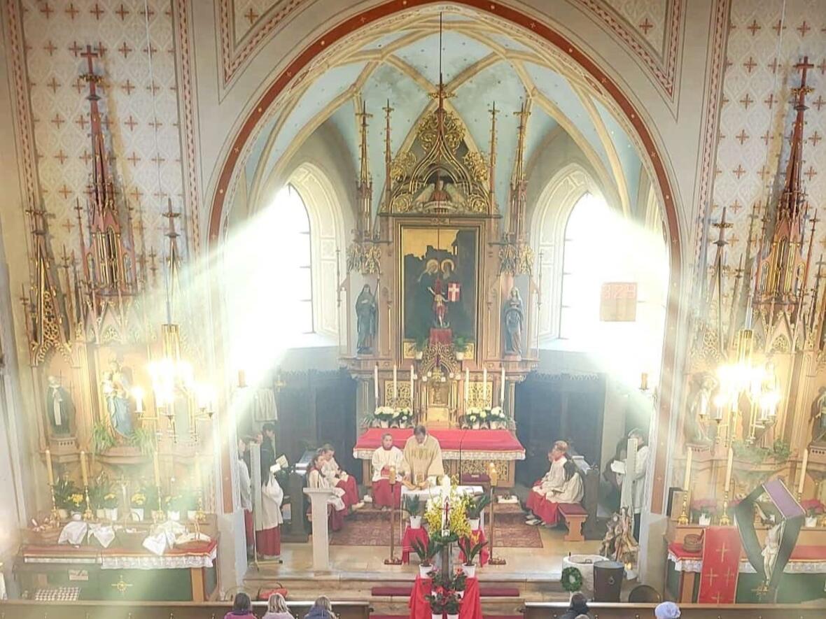 Sonnenstrahlen durchfluteten die Kirchen am Morgen der Ostergottesdienste.