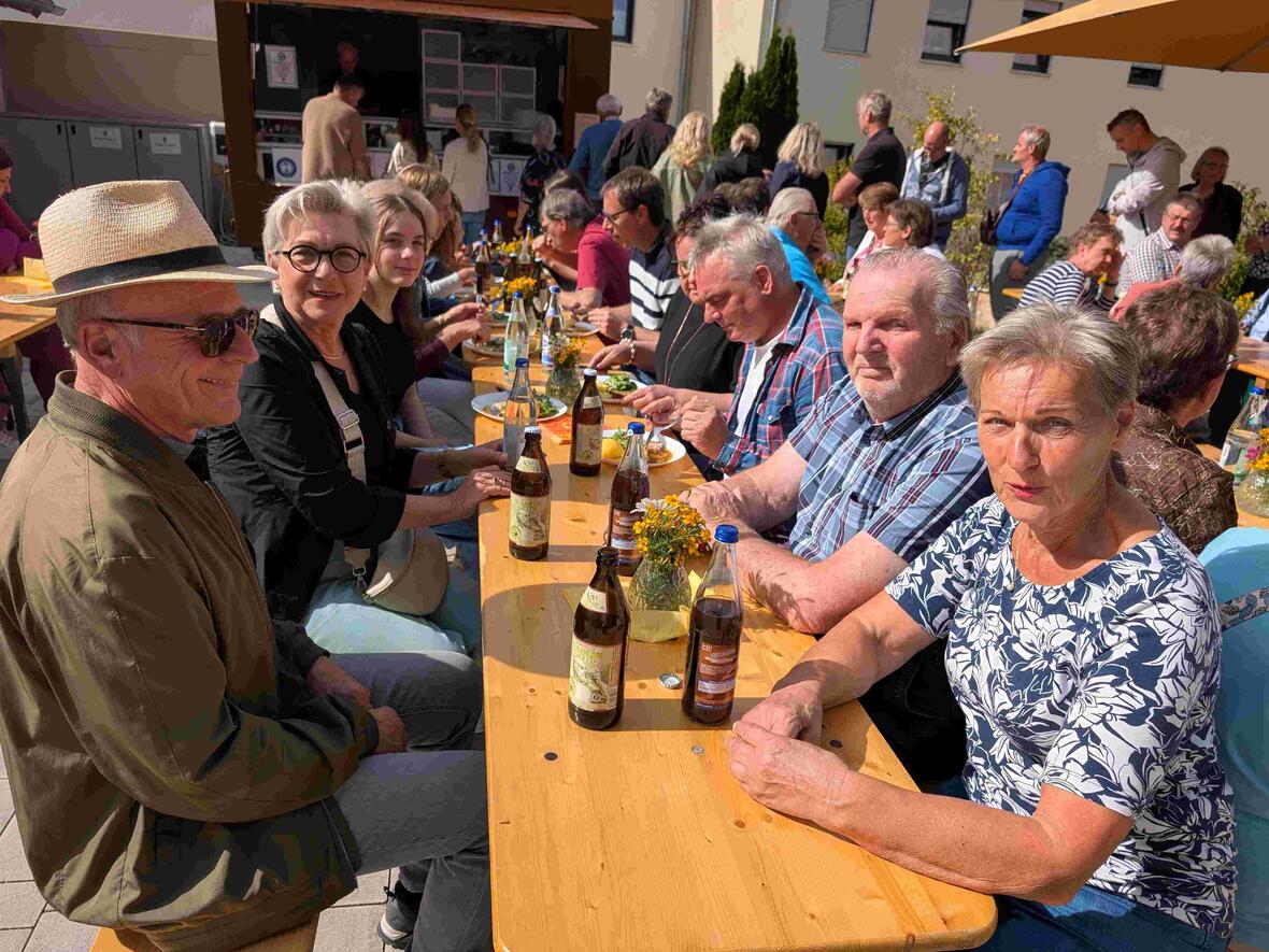 Nach dem Gottesdienst saß man bei herrlichem Wetter zusammen ...