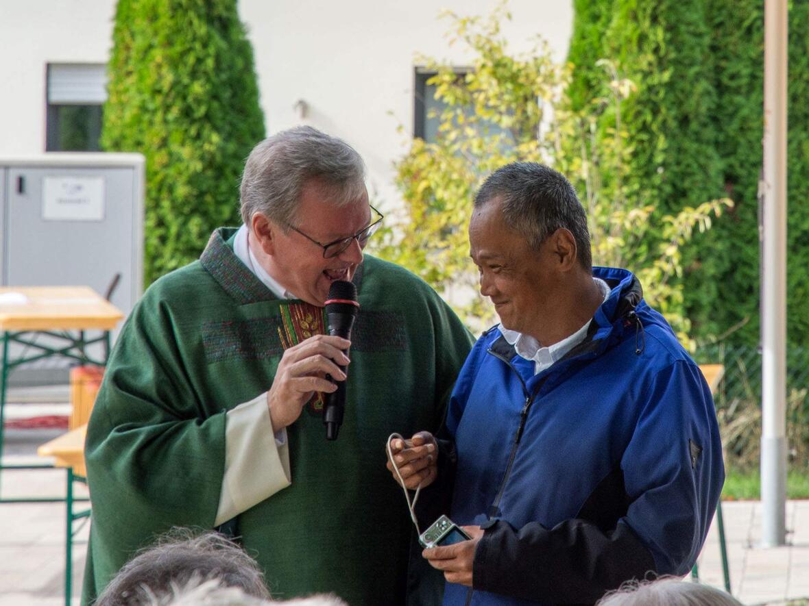 Ein Bewohner des Haus Pfarrgartens ist schon lange mit Pfr. Kohler bekannt