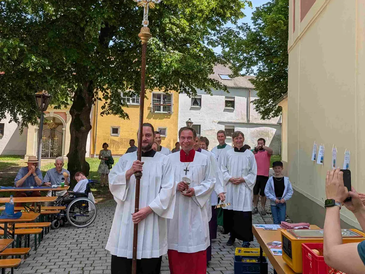 Überraschung: ehemalige Minis schmissen sich nochmal in die liturgischen Gewänder