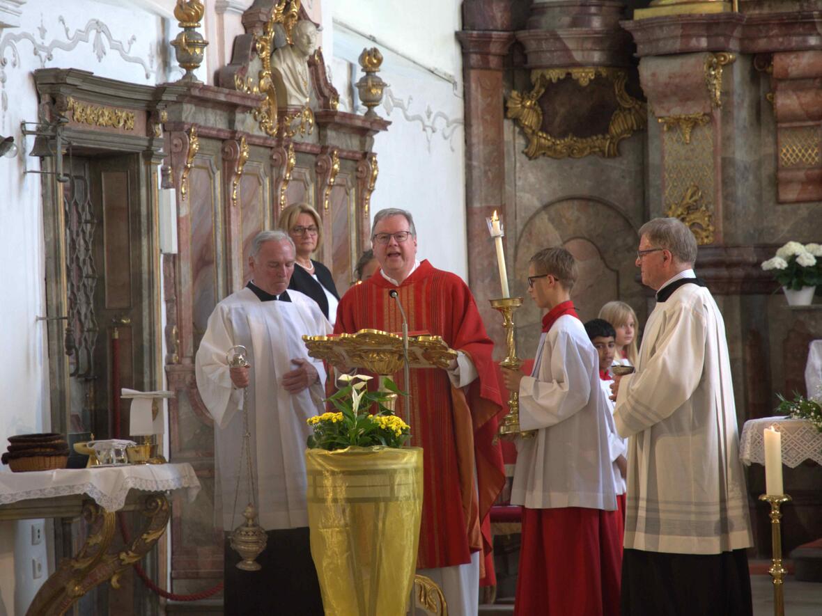 Ministranten versch. Generationen beim Evangelium