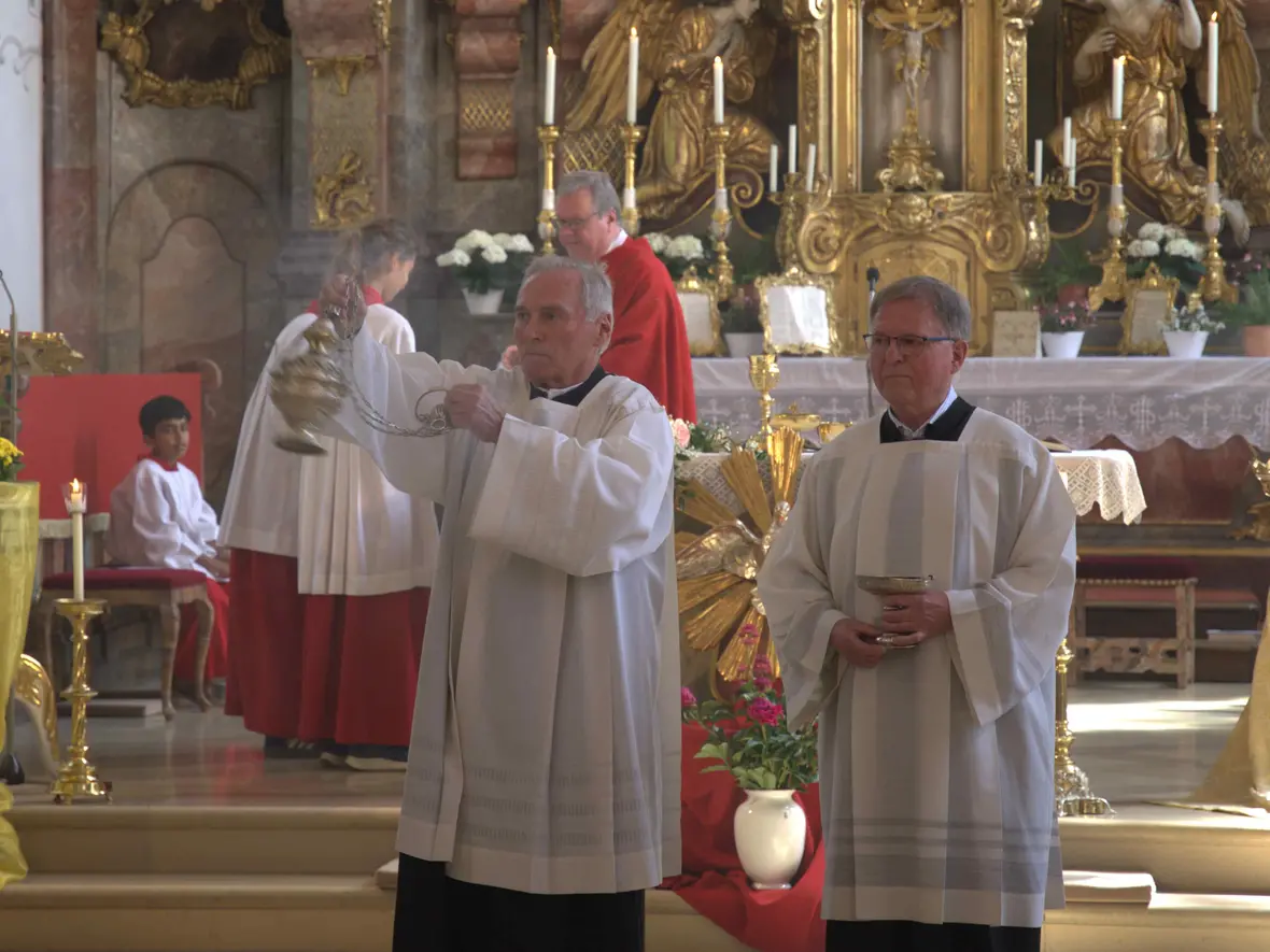 Gelernt ist gelernt - ehemalige Ministranten wurden spontan wieder zum Dienst gerufen.