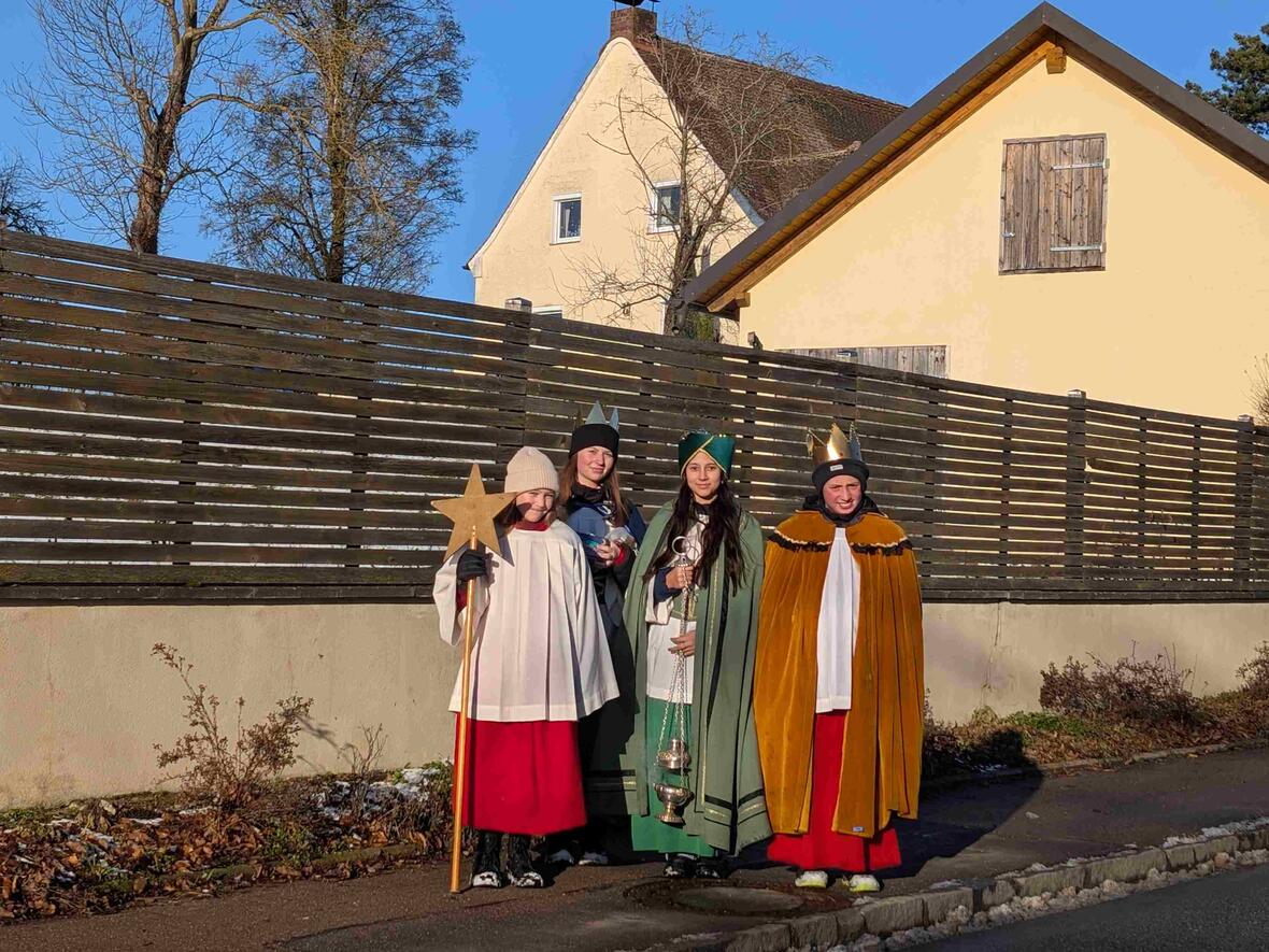 Bei herrlichem Wetter ziehen am Samstag in Rohrenfels die Sternsinger von Haus zu Haus