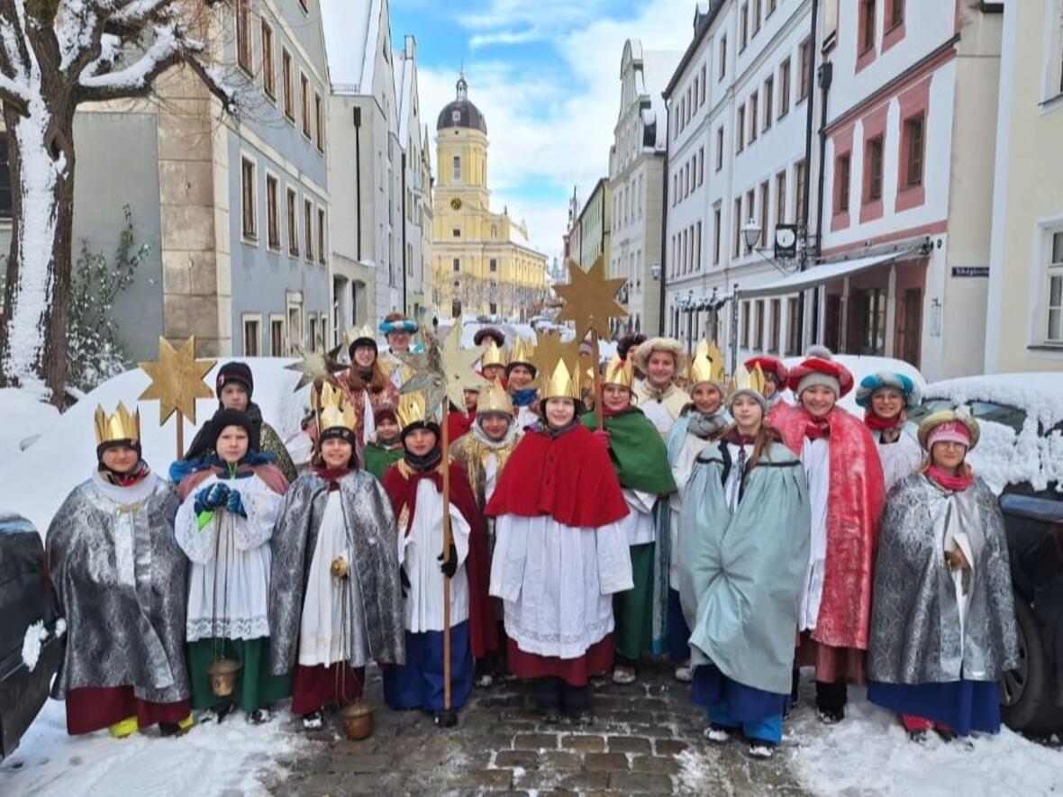 Gruppenbild der "Peterer" in der verschneiten Altstadt