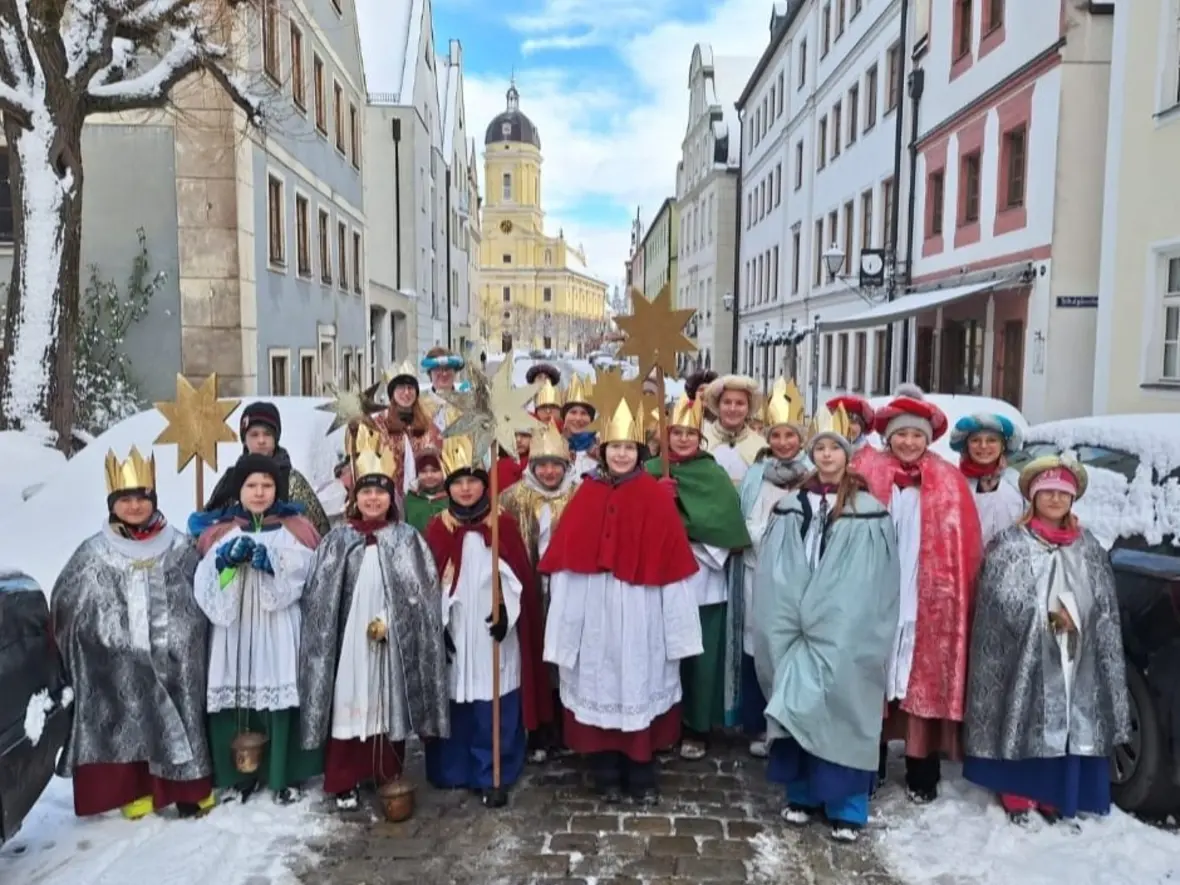 Gruppenbild der "Peterer" in der verschneiten Altstadt