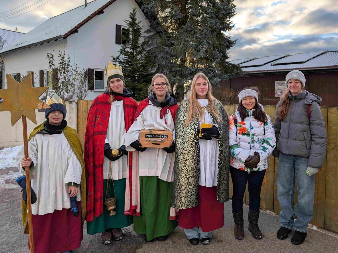 Die Sternsinger von St. Peter auf dem Weg durch Feldkirchen.