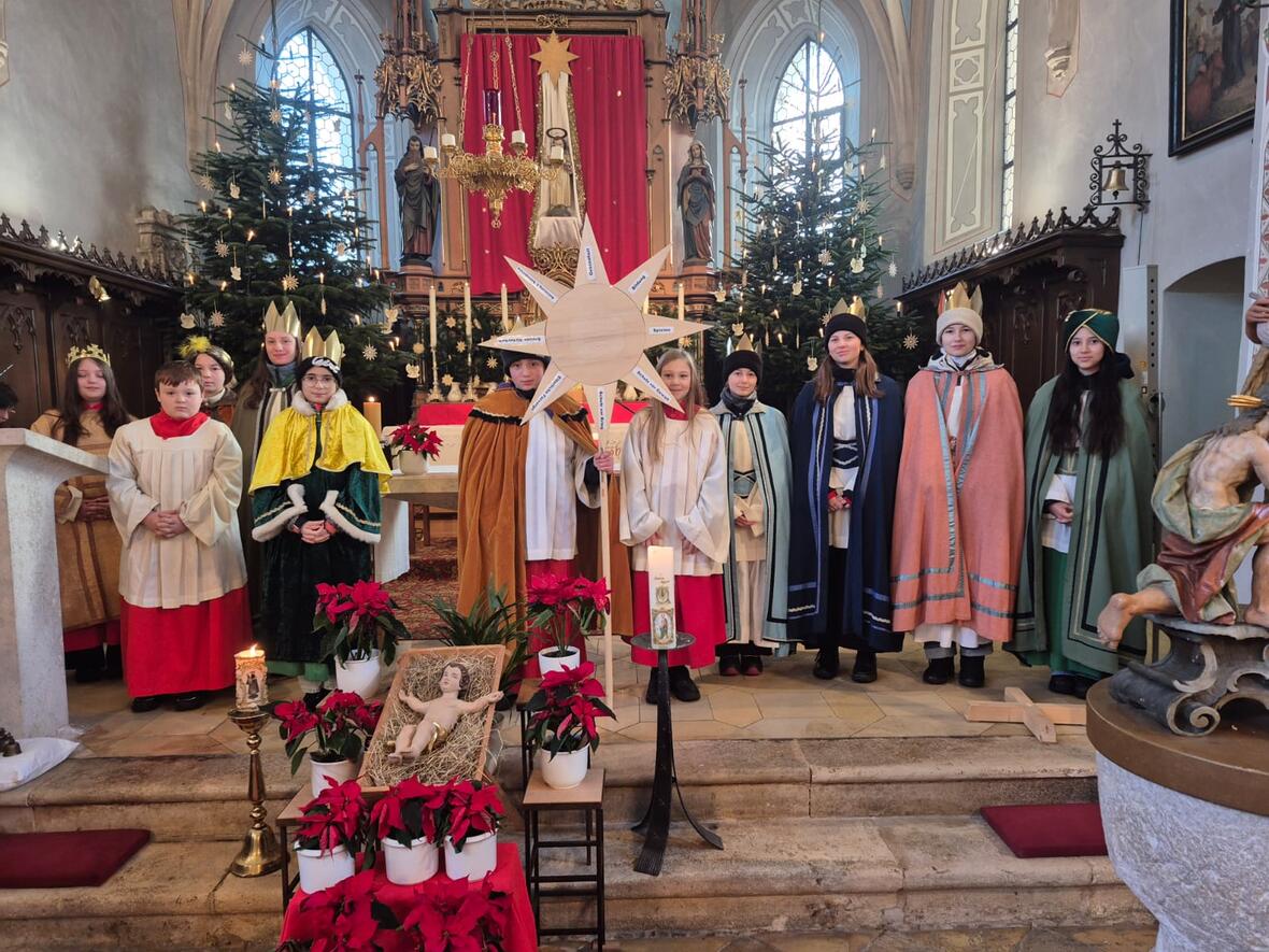 Auch in Rohrenfels waren die Sternsinger beim Festgottesdienst dabei.
