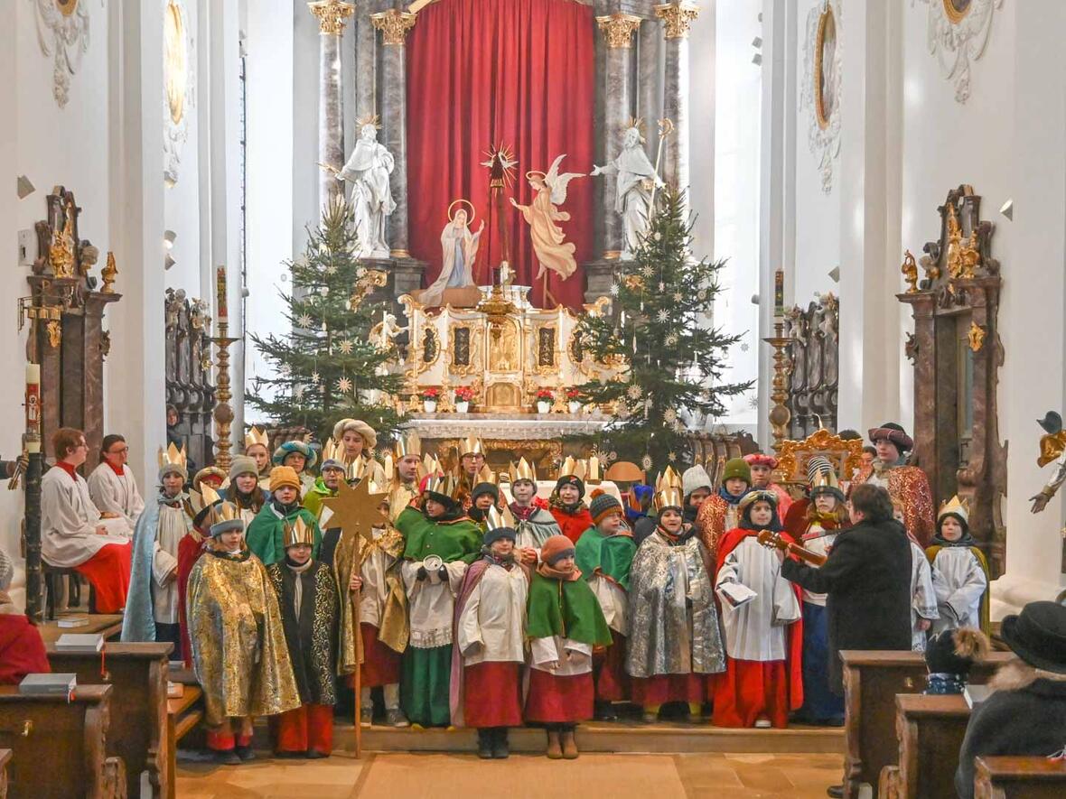 Gemeindereferentin Anne Stahl begleitet die Sternsinger beim Sternsinger Lied. Man sieht es sogar: Singen macht Spaß auch nach vier anstrengenden Tagen.
