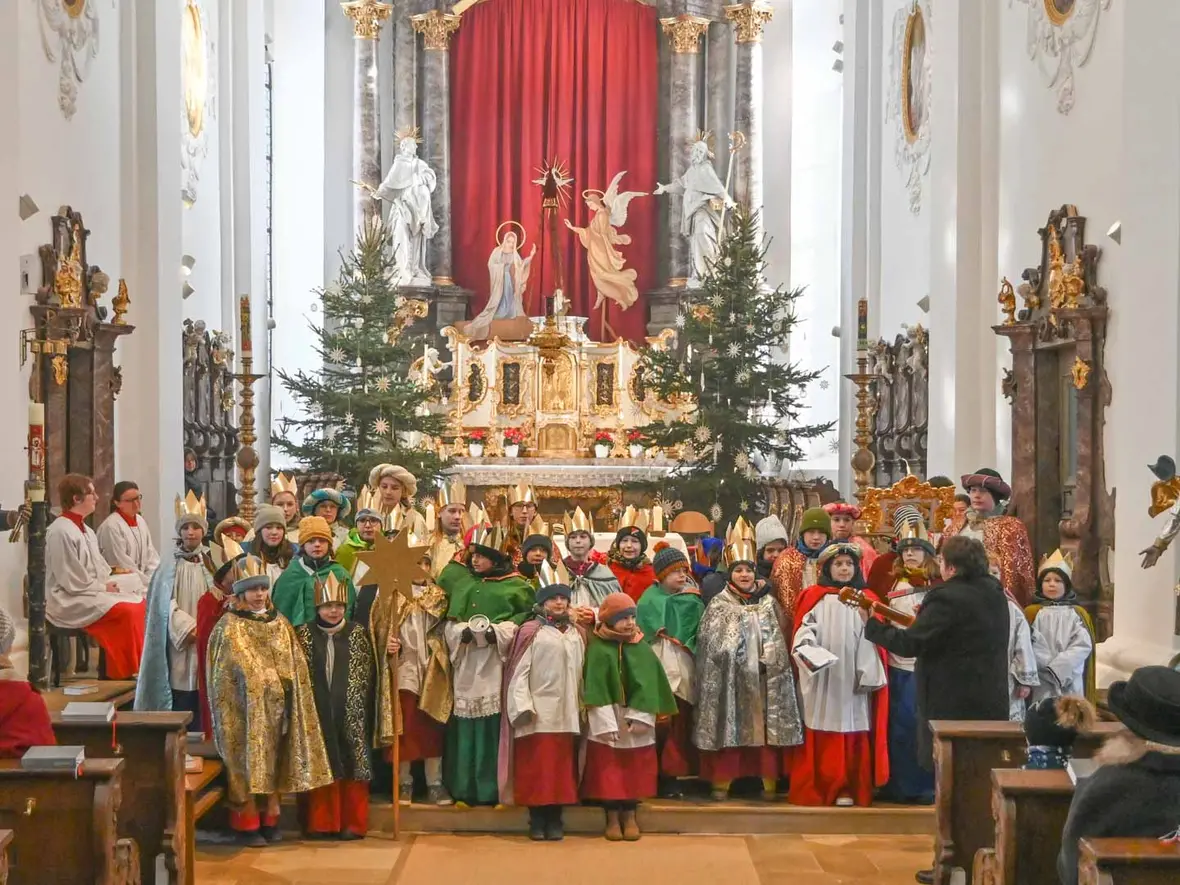 Gemeindereferentin Anne Stahl begleitet die Sternsinger beim Sternsinger Lied. Man sieht es sogar: Singen macht Spaß auch nach vier anstrengenden Tagen.