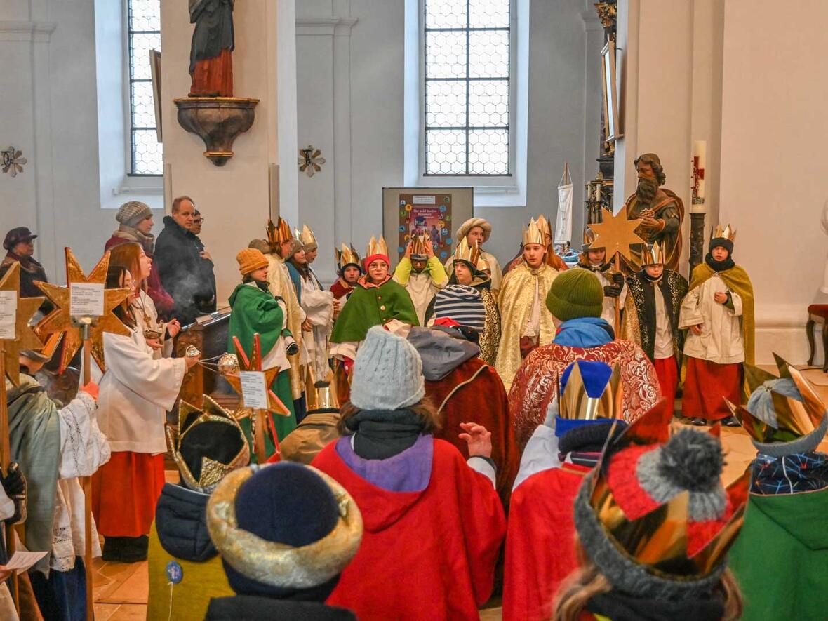 Es war kaum Platz vor dem Altarraum der St. Peter Kirche