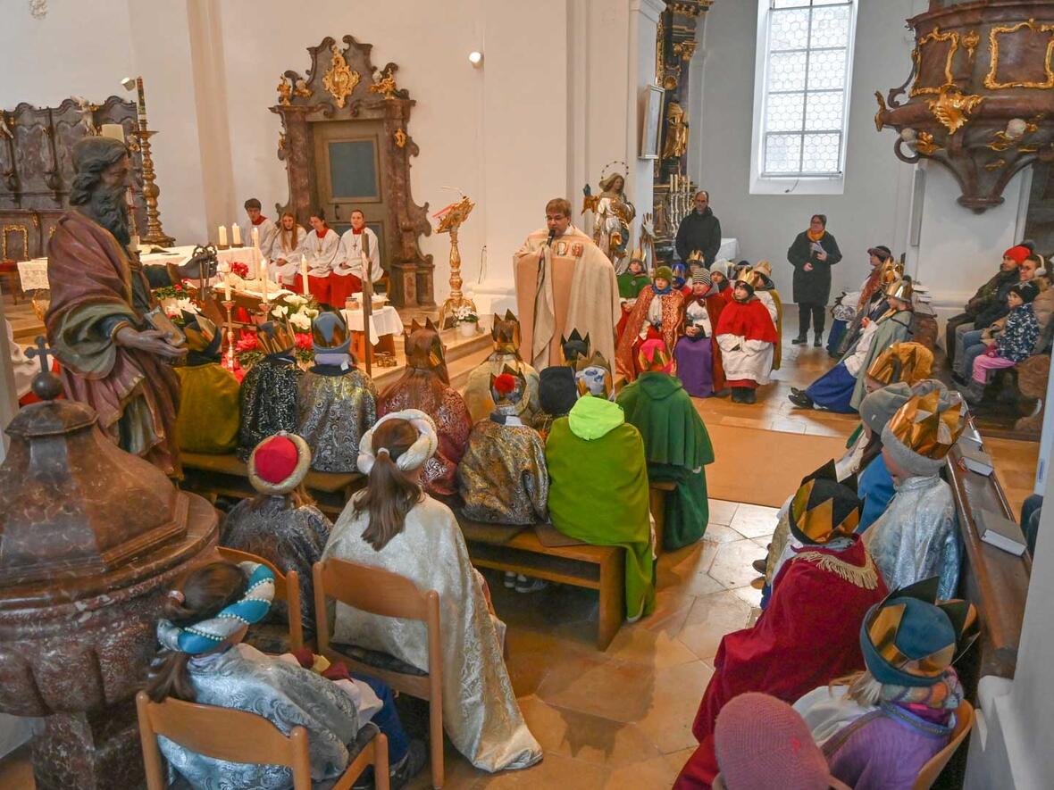Pfarrer Dominic Leutgäb berichtet von den Ergebnissen der Sternsinger Aktionen in den letzten Jahren. Als Beispiel nannte er die 48 Mio Euro in 2025. Die Sternsinger unserer PfarreienGemeinschaft waren dabei.