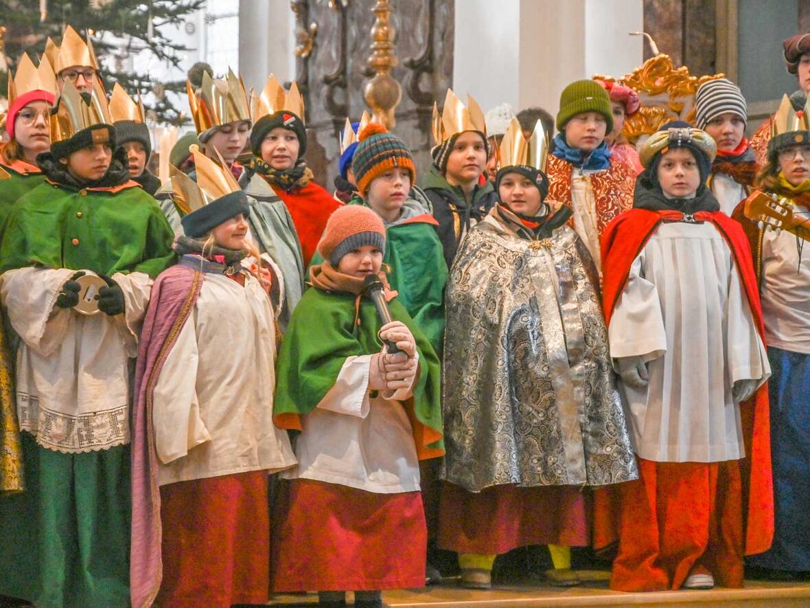 Noch nicht Ministrant aber schon vorne dabei: sehr stark. Die Handschuhe passen auch im nächsten Jahr noch.