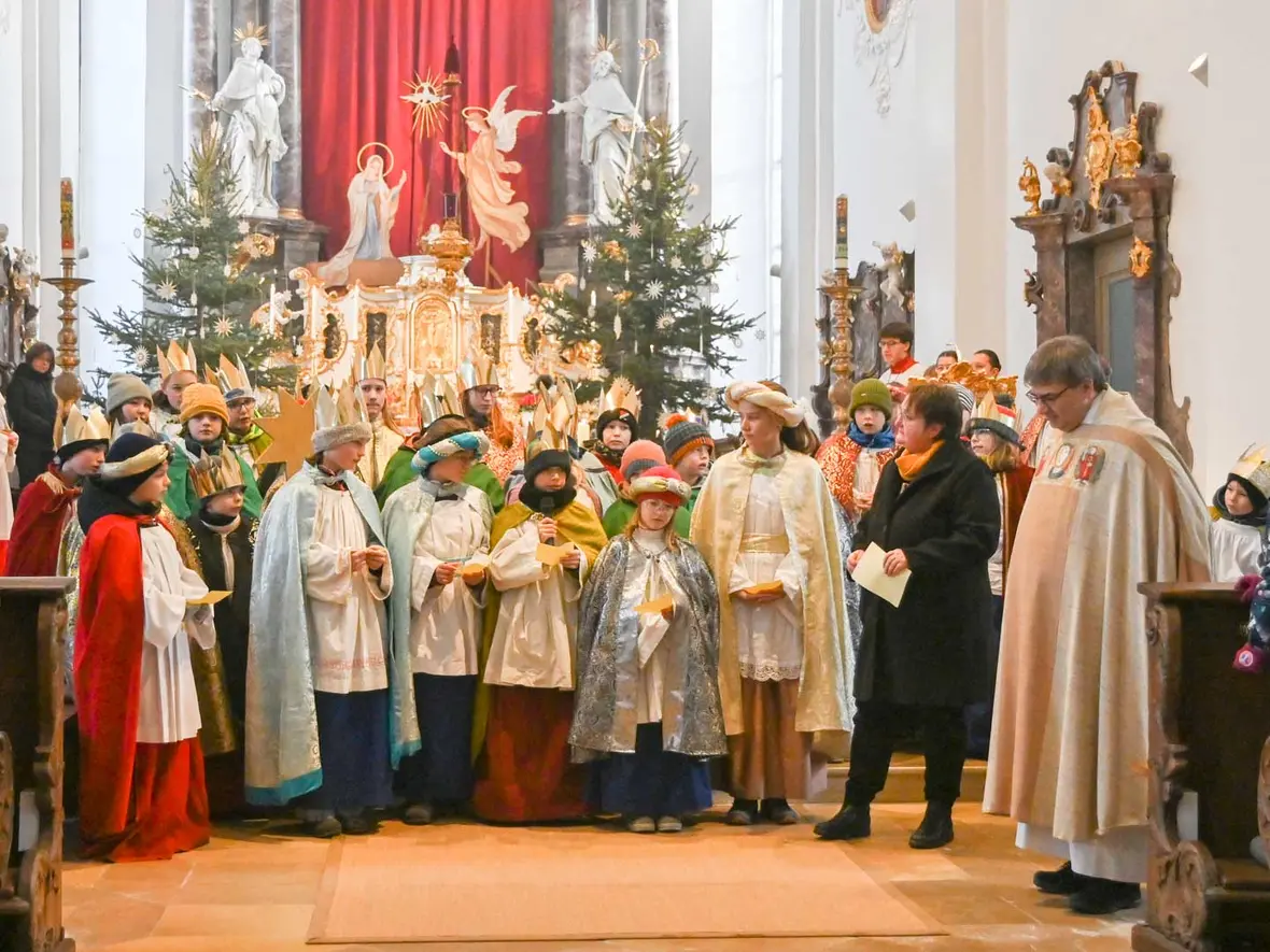 Die Sternsinger formulierten Fürbitten für Kinder und Jugendliche in Bangledisch, den Kriegen- und Kriegsgebieten und für unser Land.