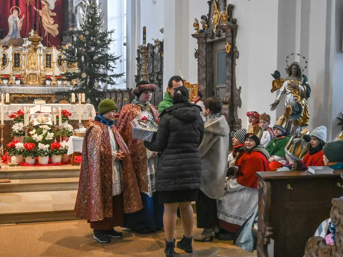 Andreas Dachs bedankt sich bei den bei Tilly Weigl und Steffi Schnell, die die neuen Minigewänder genäht haben.