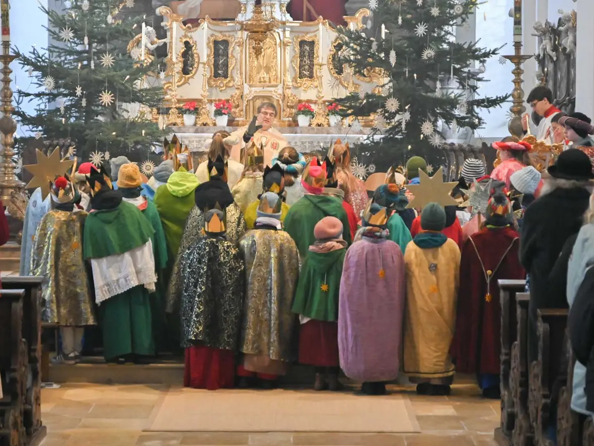 Der Schlusssegen von Pfarrer Leutgäb mit Handschuhen - sehr verständlich bei knapp 2°Celsius in unserer Kirche.