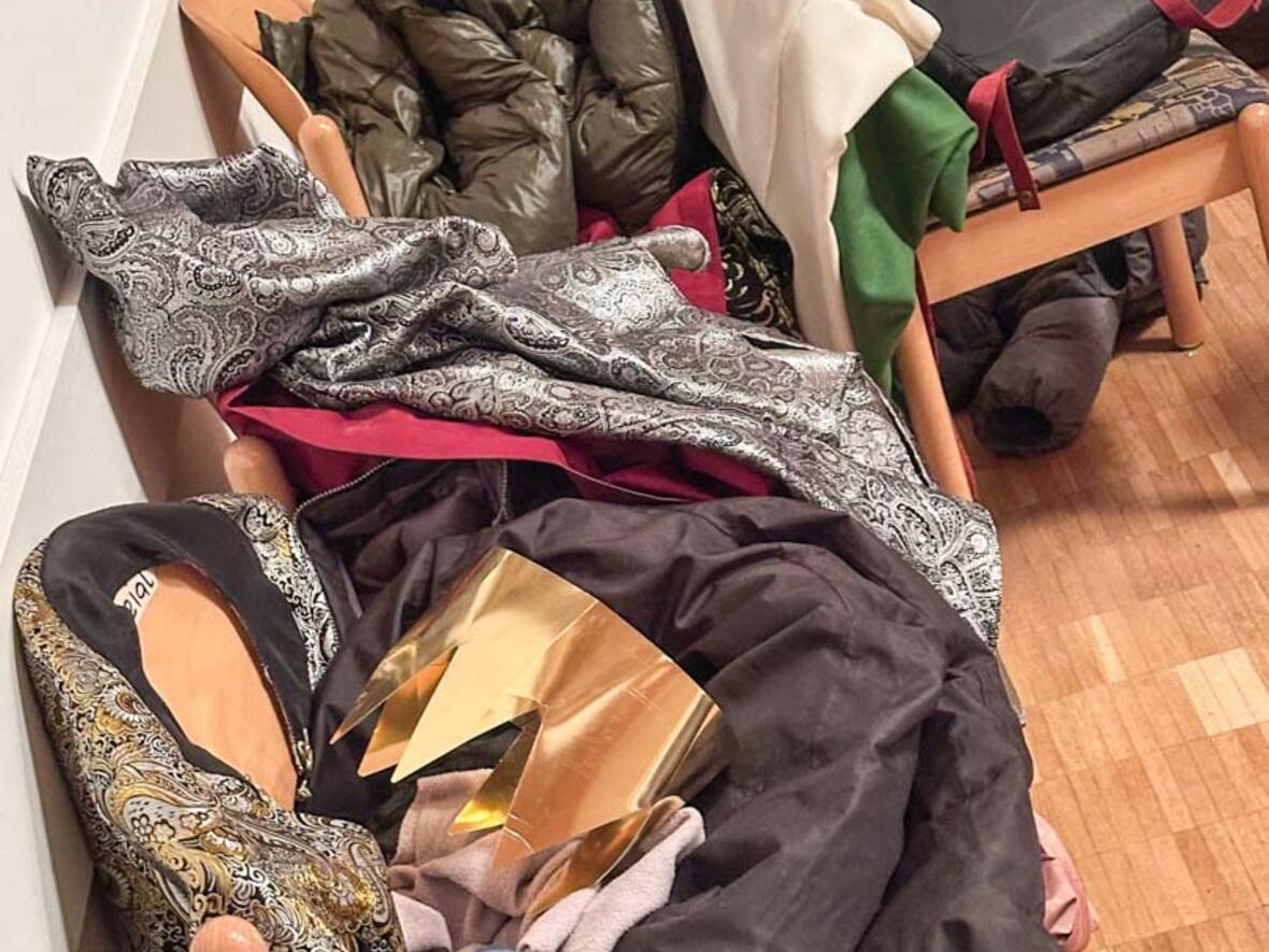 Wir nehmen aber dieses Bild zum Schluss: Die Sternsingeraktion ist noch nicht zu Ende. Die Gwänder müssen ja wieder sortiert, gereinigt und verstaut werden. Es gibt wirklich sehr viel Arbeit vor, bei und nach der Aktion, die wir nicht sehen.  
