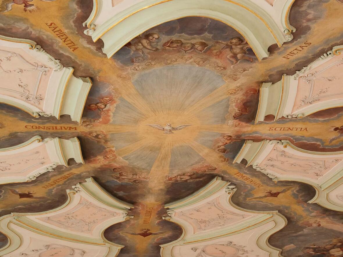 Das Deckenfresko in der Pfarrkirche Hl. Geist jetzt fest am kirchlichen Himmel