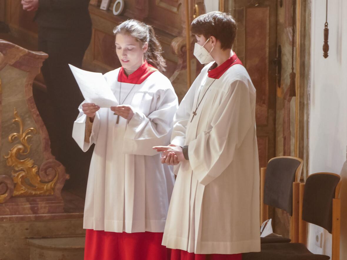 Die Oberministrantin liest eine Fürbitte
