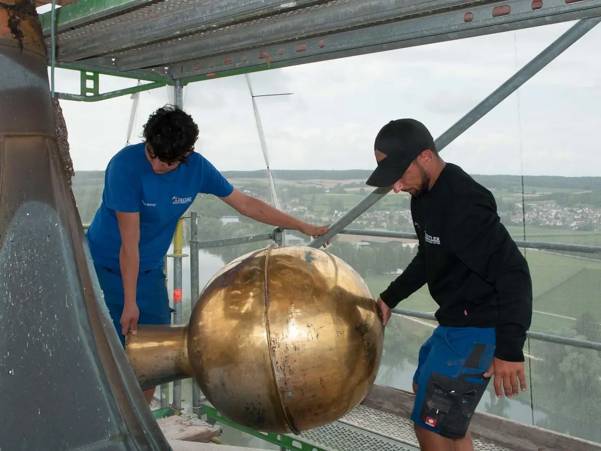 Die Jungs von der Spenglerei Zeitler sind oft ganz oben. Kirchenkugeln sind aber ein besonderes Gut.