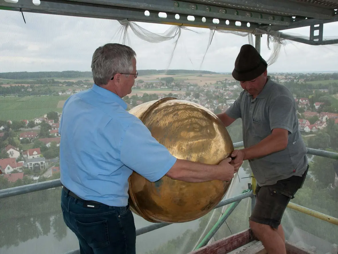 Vorsicht ist geboten beim Transport zum Baulift zwei Etagen tiefer: Spengler und Zimmerer in Teamarbeit.