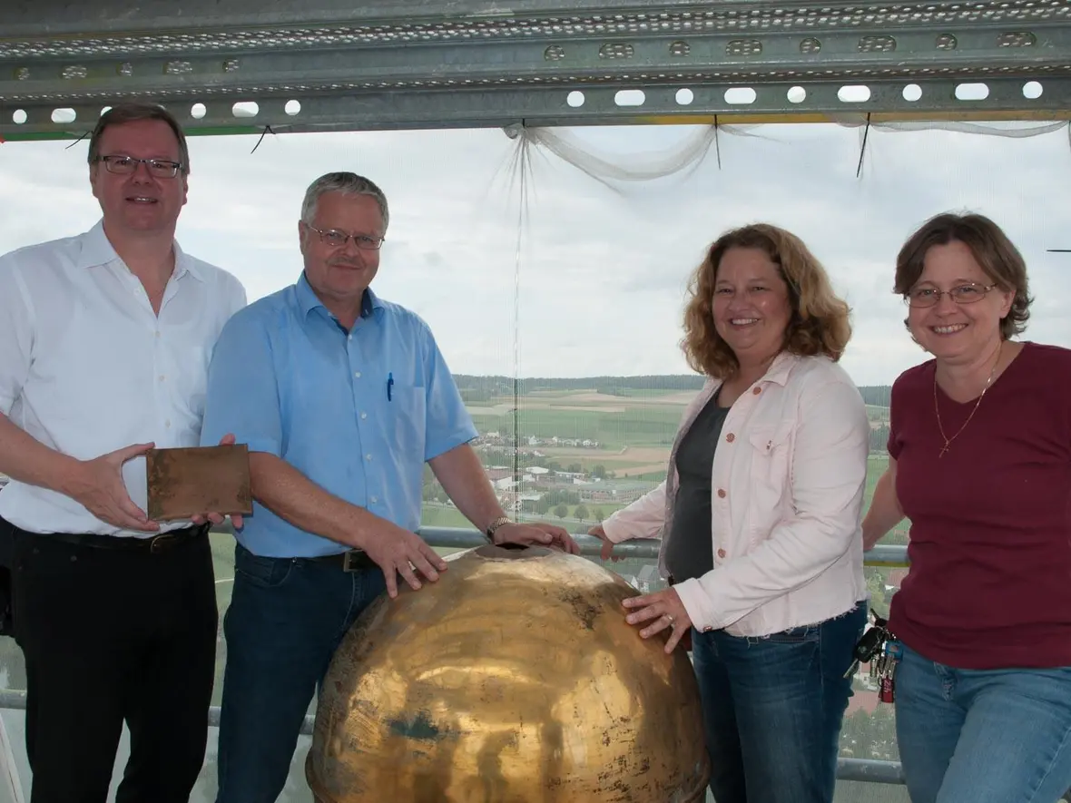 v. l.: Pfarrer Kohler, Spenglermeister Zeitler, Projektleiterin Buller-Lörsch, Mesnerin Ettig