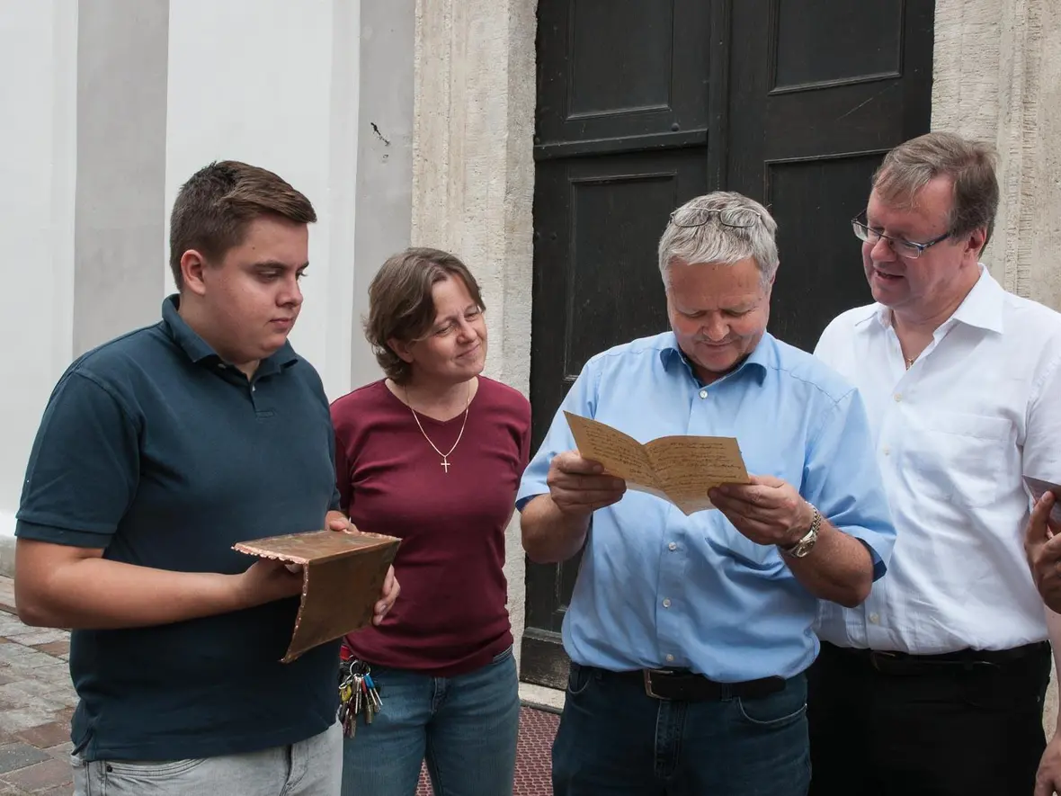 Bernie hält bedächtig das geöffnete Kuvert. Zusammen mit dem Inhalt werden sie im Tresor aufbewahrt.