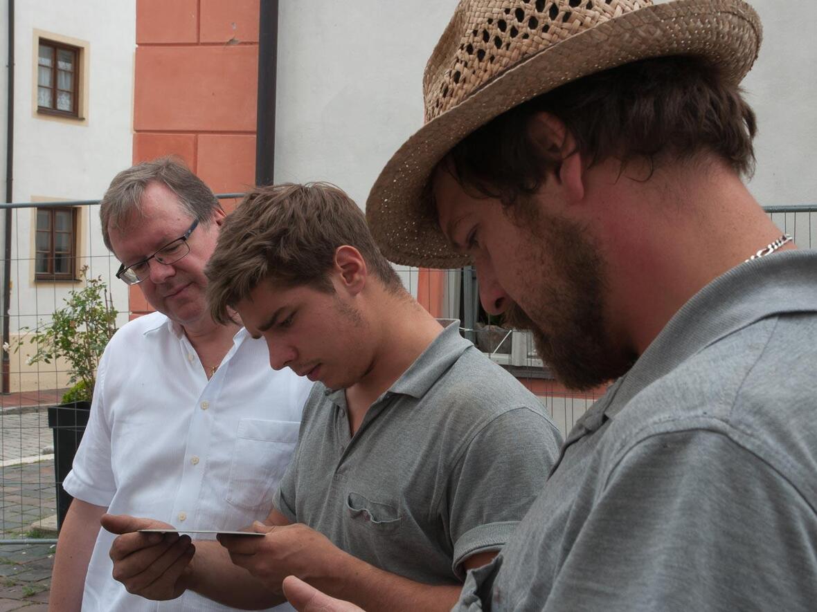 Vorher wollen die Zimmerer noch die Tafeln lesen. Sie arbeiten an der Kirche von Anfang an.