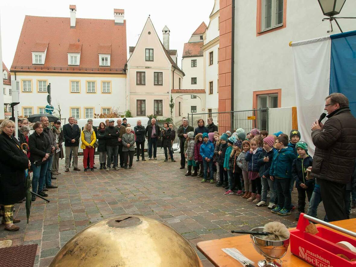 Pfarrer Kohler begrüßt die Gäste auf dem Vorplatz der Stadtpfarrkirche St. Peter.