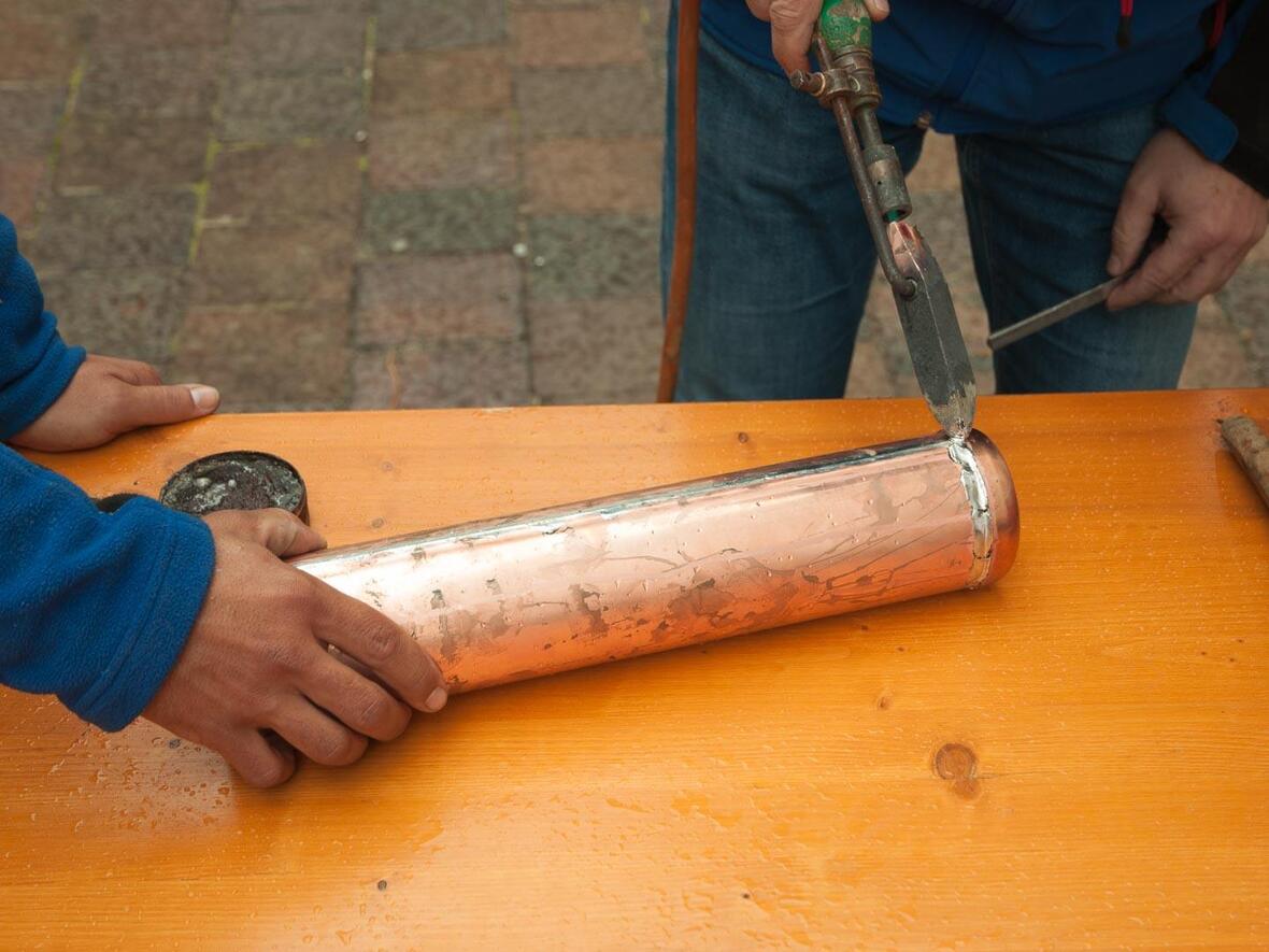 Die Kupferrolle wird hermetisch verschlossen. Wer wird sie wann öffnen?