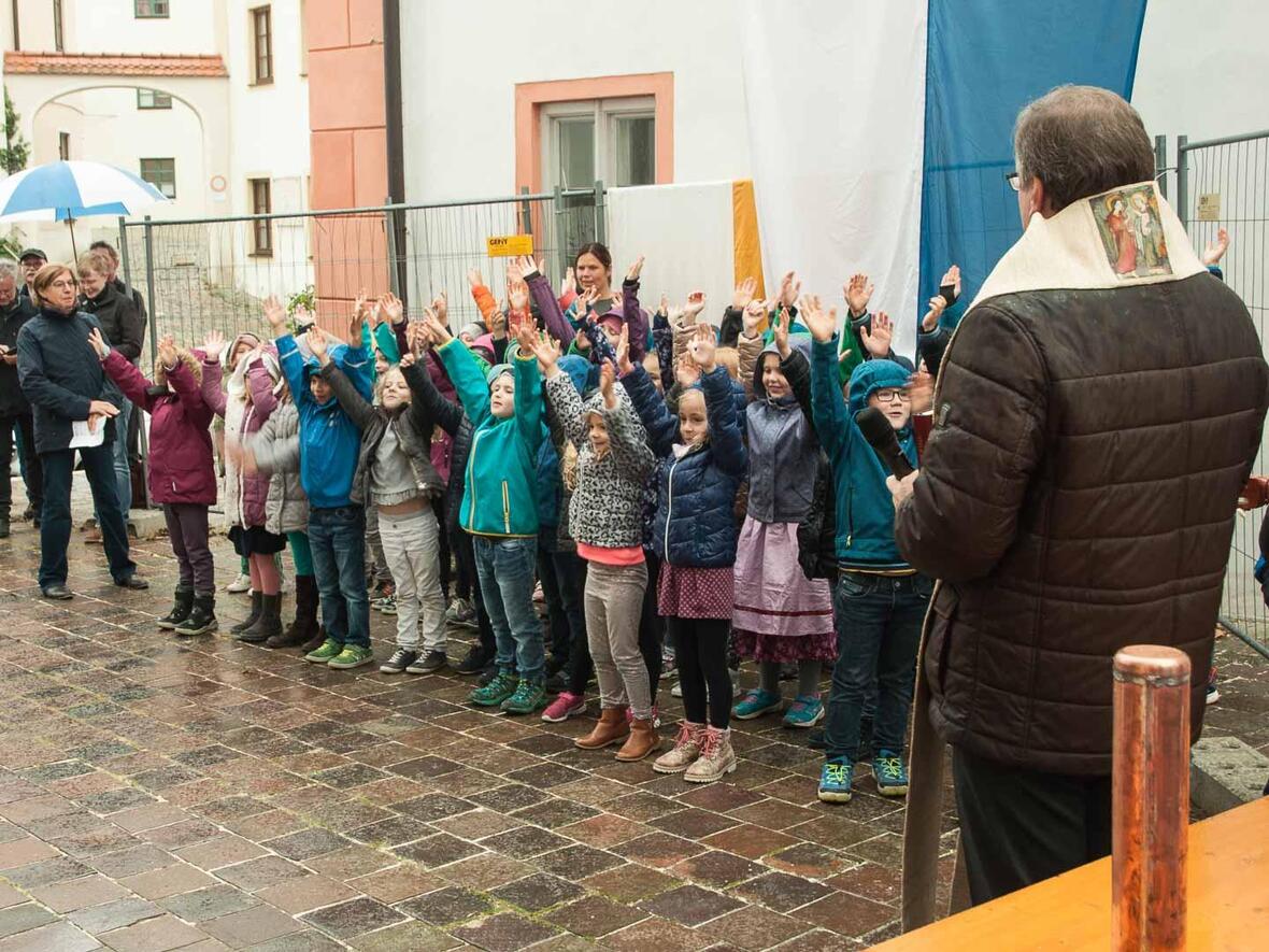 Die 2. Klassen der St. Franziskus Grundschule sorgten für eine erfrischende Note.