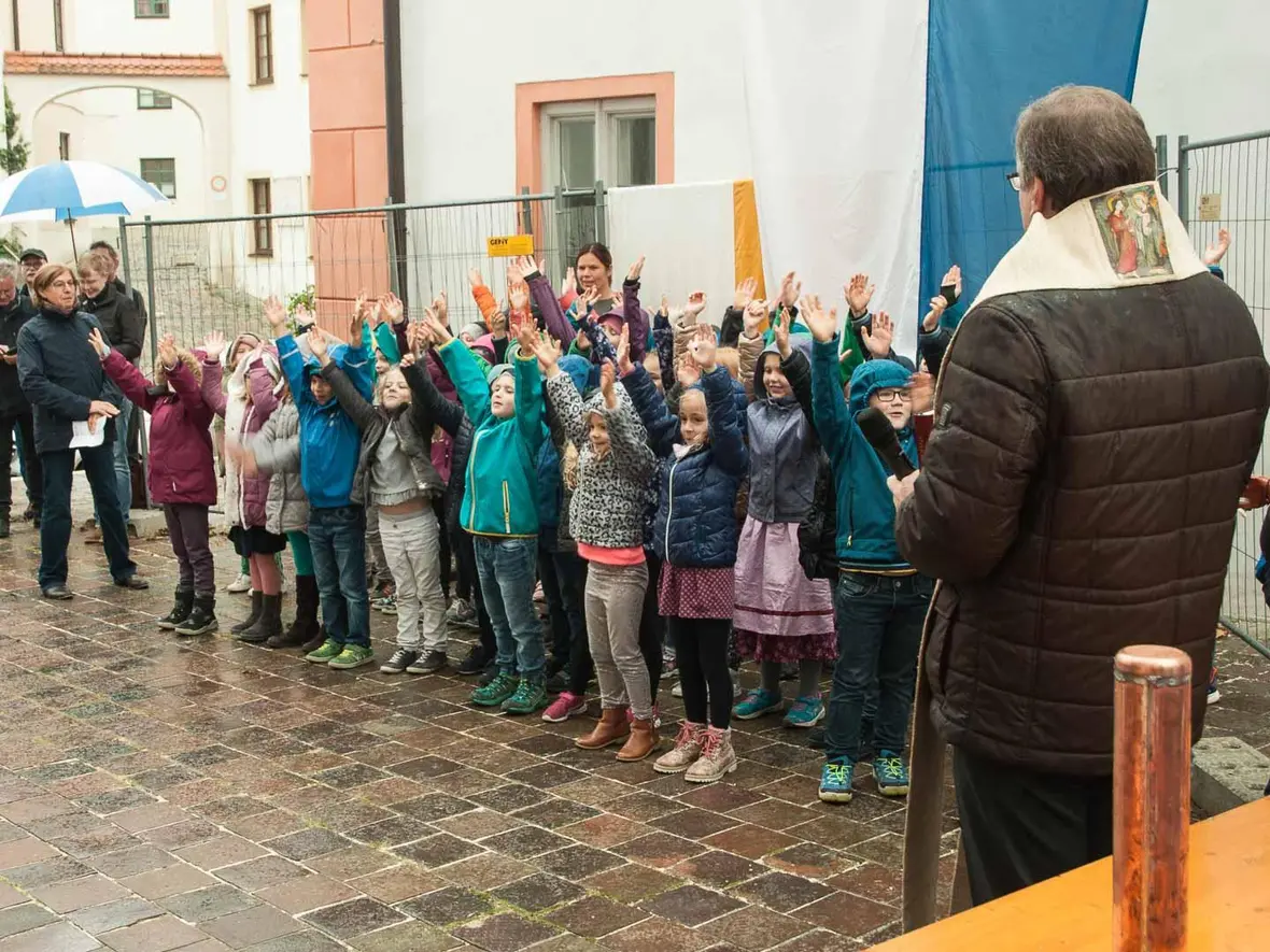 Die 2. Klassen der St. Franziskus Grundschule sorgten für eine erfrischende Note.