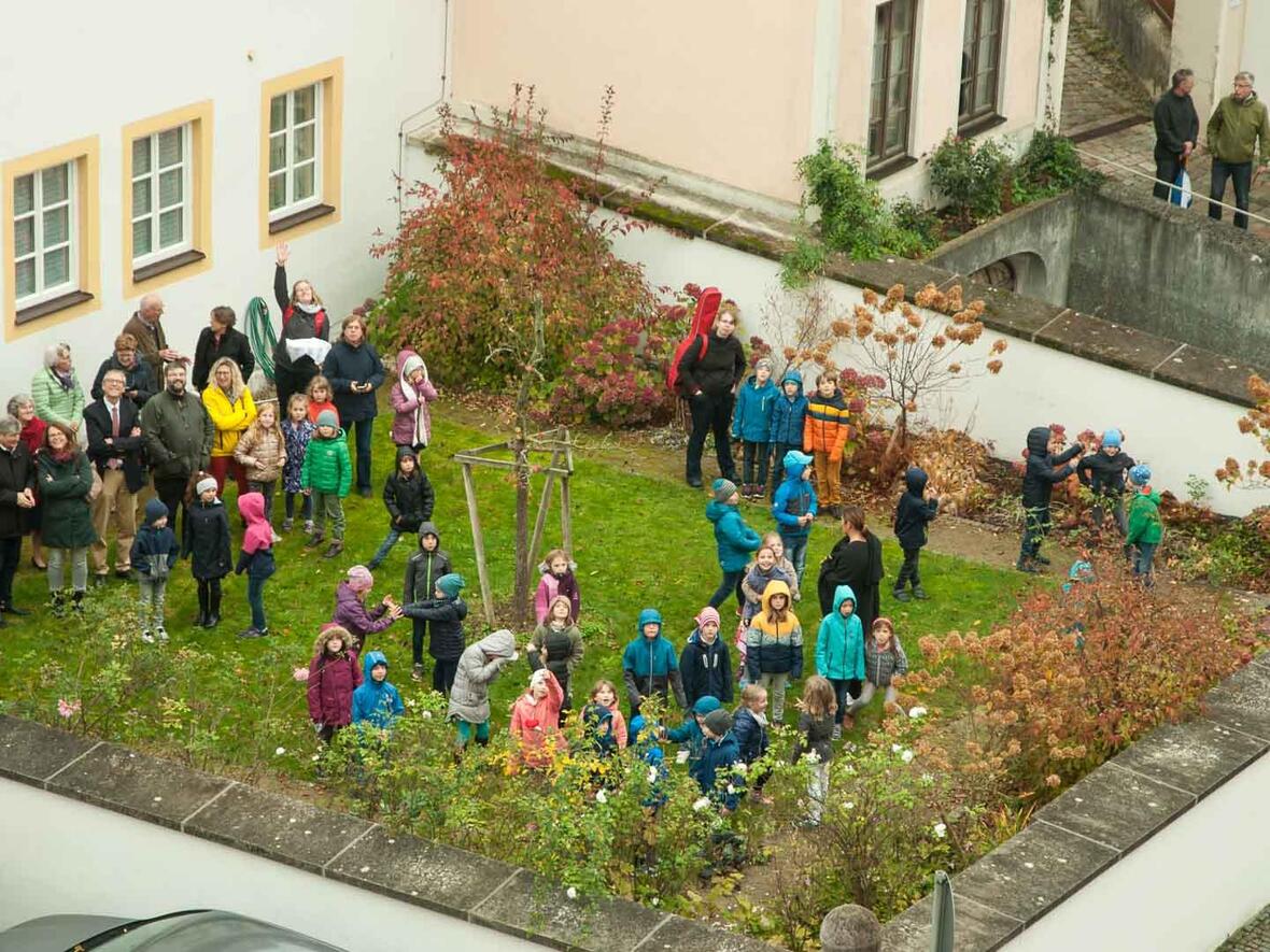 Vom Garten des Pfarrhofes beobachteten sie die Arbeiten an der Turmspitze.