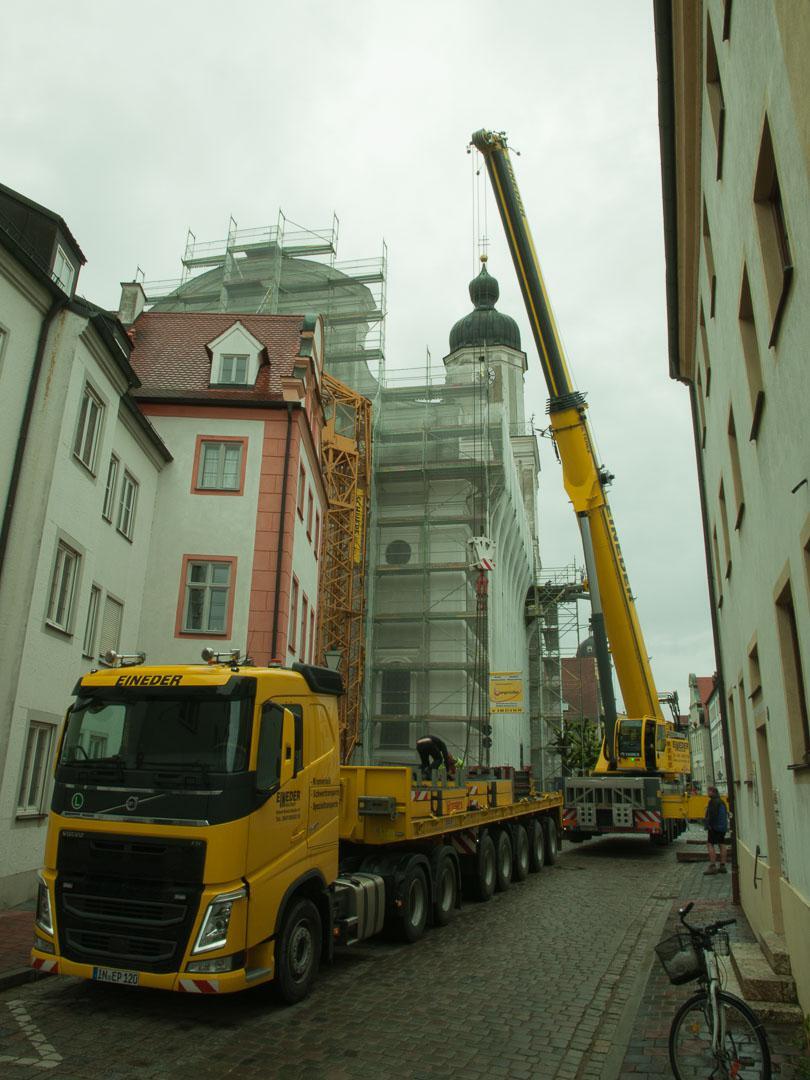 kranaufbau-vor-st-peter_01_lightbox