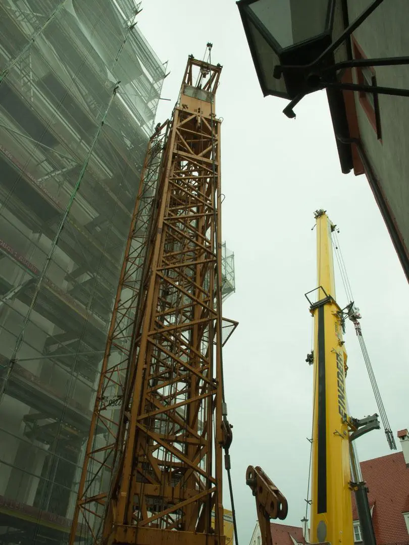 kranaufbau-vor-st-peter_07_lightbox